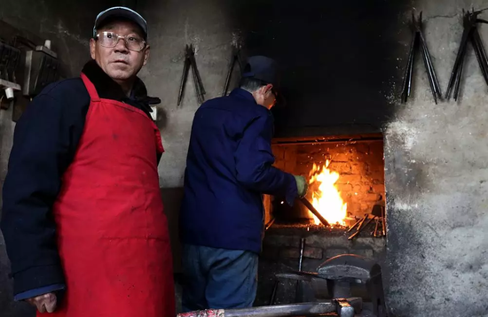 循着叮叮当当的打铁声,我们走进了铁匠高建武家中。