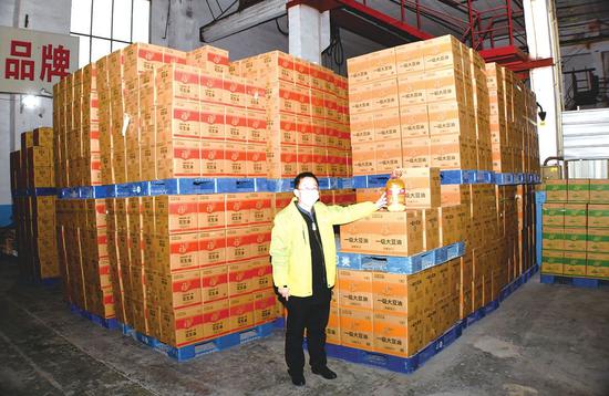 企业粮油仓库内,物资储备充足