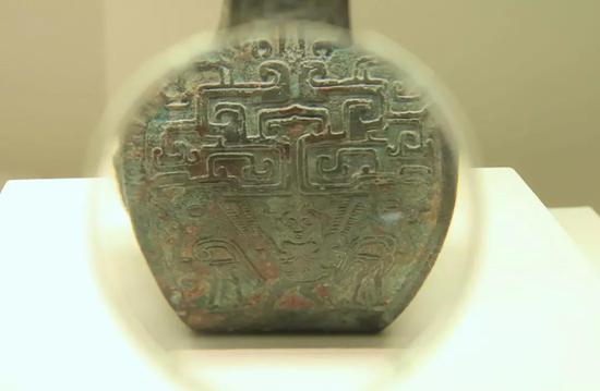 战国晚期羽人纹青铜方壶。（摄影/新京报记者 浦峰）
