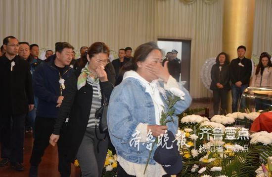 碎玻璃扎进身体,忍痛端掉赌博窝点
