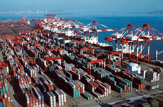 二，东北亚复杂的竞争形势和青岛港的艰难跨越