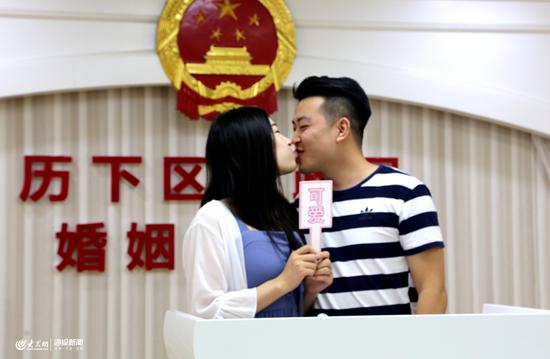 婚姻登记处的现场,一对对新人幸福洋溢,到处都飘散着甜蜜的味道