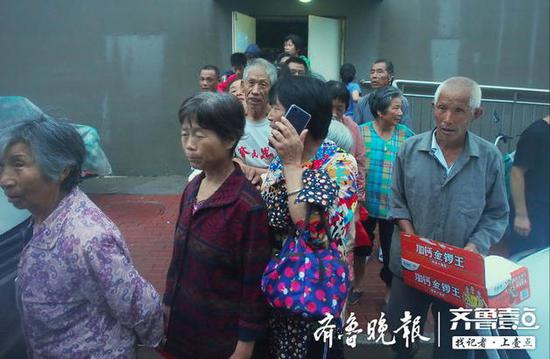 各個單位團體送來的食品和被褥墊子等豐富多彩,大家的生活漸漸進入正軌。