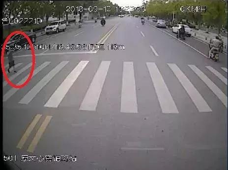 司機董瑞津在車內