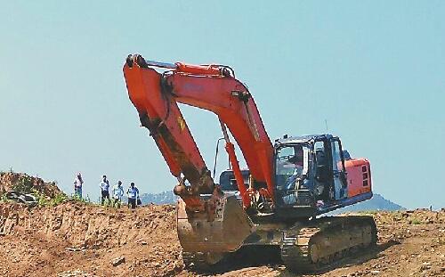 執法人員查扣挖掘機現場