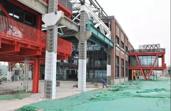 钢厂车间外面正在建设旋转楼梯,楼梯上面还有观光平台