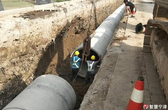 工人在宁津县城区正阳路铺设雨水管道(来源:德州市生态环境局宁津分局)