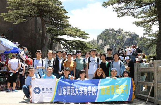 ▲图为旅游管理专业同学赴黄山开展旅游景观实习