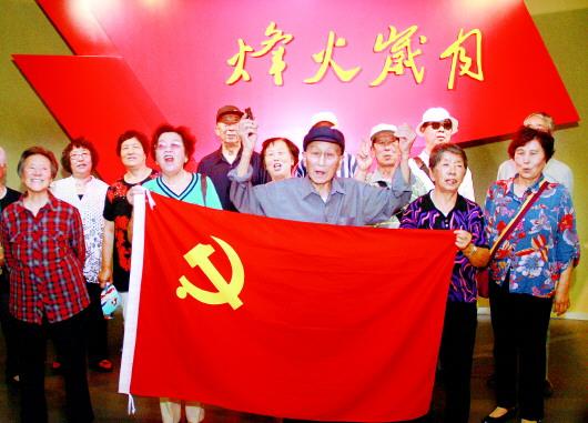 殷树山夫妇（前排中为殷树山，左一为刘彩凤）组织社区党员进行革命传统教育。