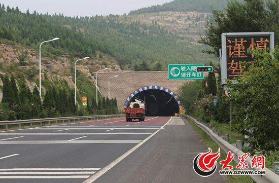 济青南线山路多，隧道较常见，驾车经过隧道时注意不要骑压白实线