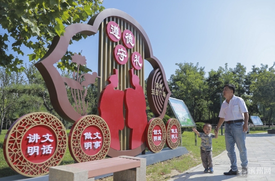 在公园广场设置公益广告景观小品、文明提示牌、公益广告栏等多种形式,让文明新风“潜”入市民生活,在潜移默化中提升市民的文明素养。