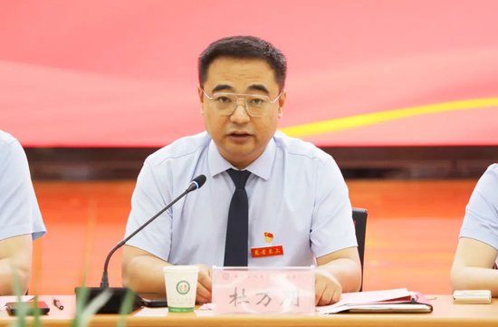 ▲院党委委员、医务科主任杜万朋主持会议