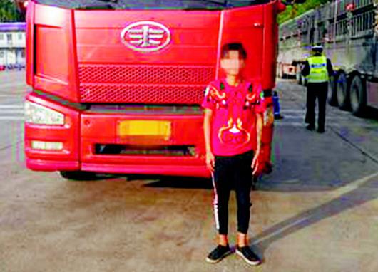 17歲的趙某無證駕駛被查住。(警方供圖)