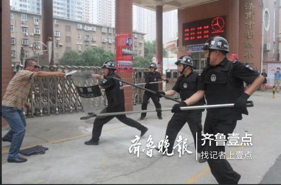济南保安模拟处理突发情况。