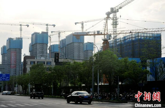 资料图:正在建设中的房地产楼盘。 中新社记者 张斌 摄
