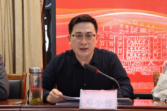 党委委员邓小彬宣读关于修订《医院康复一体化工作绩效激励奖惩办法（试行）》的通知