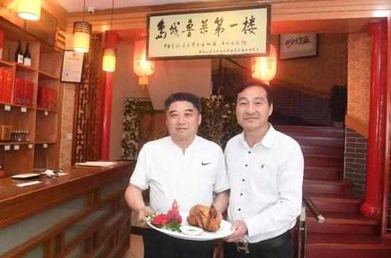 山东导游协会副会长、青岛美食研究会高级研究员孙树伟(右)推介青岛地道美食