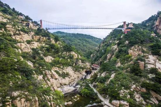 玻璃橋全長(zhǎng)200余米,距離谷底120米。