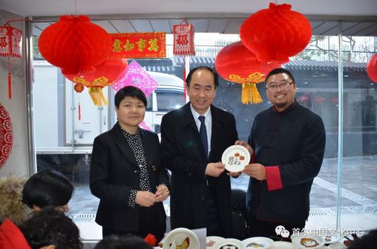 張忠華主任、韓國民畫協會會長嚴在權(???)和糧食畫藝人合影