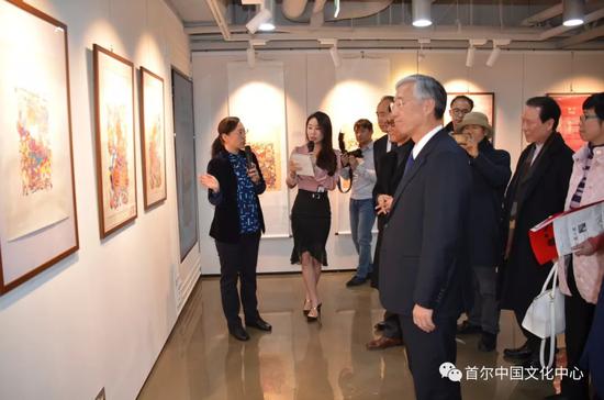 嘉賓參觀木版年畫展