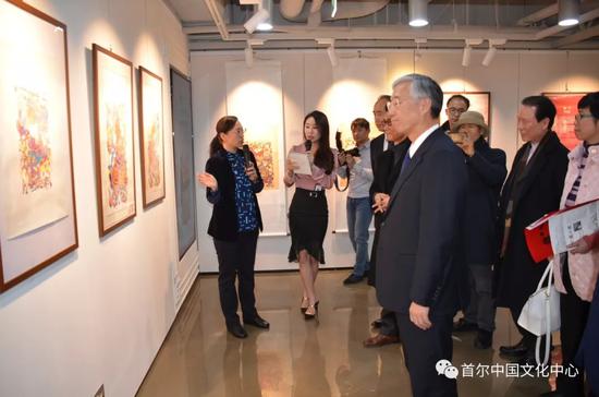 嘉宾参观木版年画展