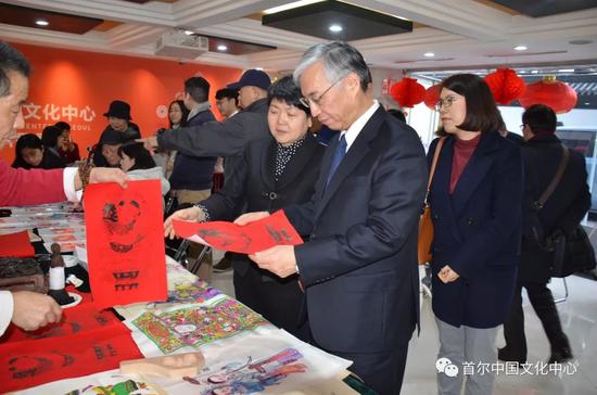 邱國洪大使體驗木版年畫制作