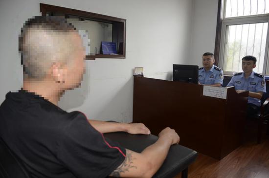 聊城派出所民警在詢問熊某