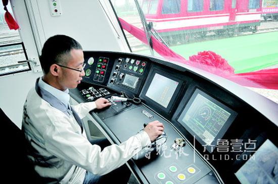 工程師在駕駛室演示車輛行進。