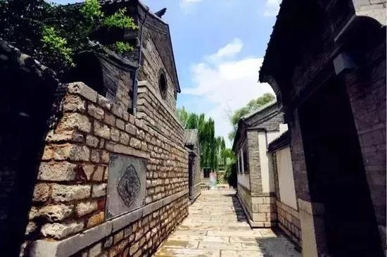 老街巷是保留整个城市风骨与韵味的所在,每条老街巷都是一个韵味无穷的故事。