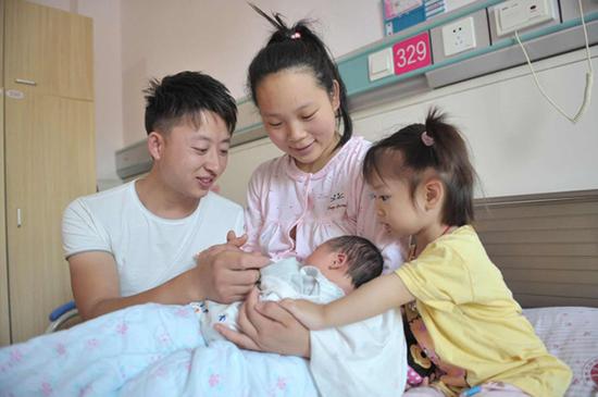 孩子爸爸為兒子取名“德生”(記者 劉振興攝)