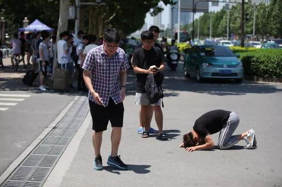 学校法学院的刘昕老师恰好记录下了这动人一幕：