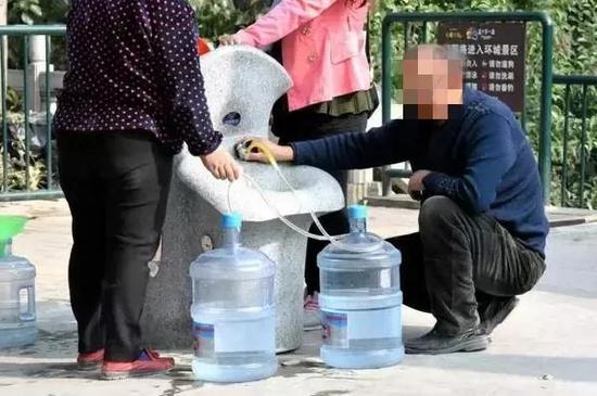为了避免“大桶客”们在直饮点接水。