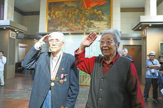 劉志義和老伴在解放閣內(nèi)敬禮(本報(bào)記者 陳長(zhǎng)禮 范良 攝)