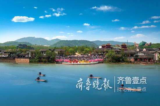 白云湖上小舟劃過,映襯著熱鬧非凡的山鎮(zhèn)美景。