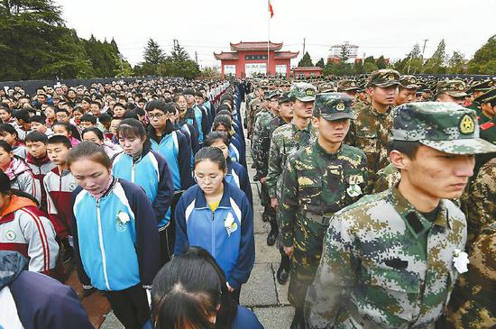 众多学生前来送别