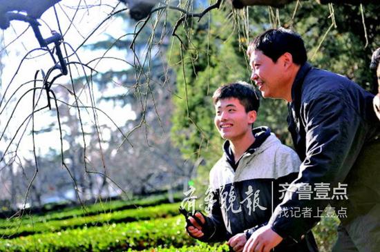 天朗气清,高鹏跟随资深花艺师外出寻找花材。