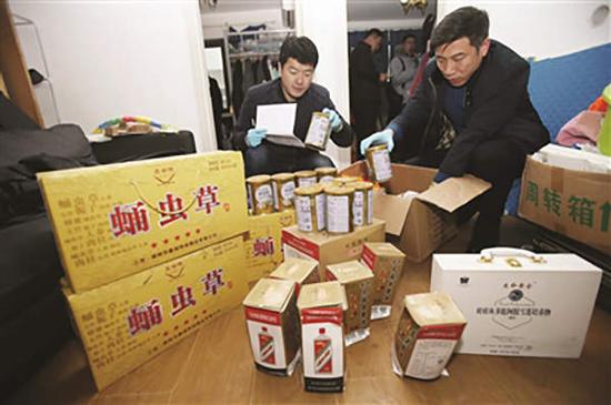 警方查獲的劣質(zhì)保健品。揚(yáng)子晚報(bào) 圖