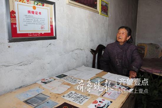 趙厚生去世后,親人從他的遺物中找到大量捐贈單據(jù)。記者 李洋 攝