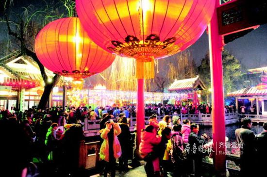 2012年,趵突泉花灯会人山人海。(资料片)齐鲁晚报·齐鲁壹点 记者周青先摄
