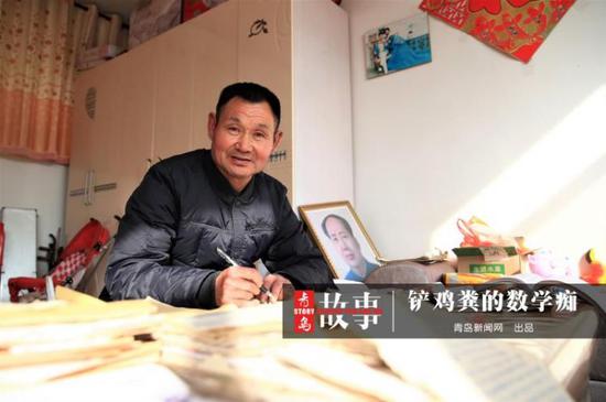 他是一位普通的65岁老农,种着8亩地,为了多挣几个钱去邻村养鸡场铲鸡粪。