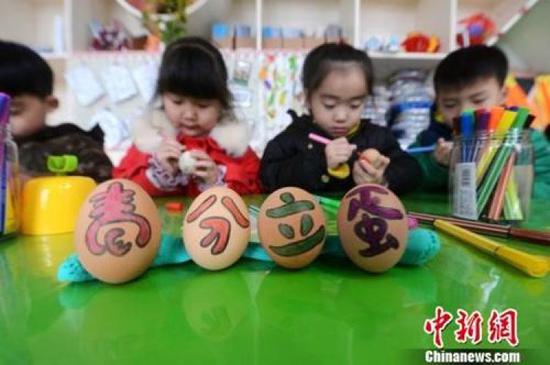 ↑資料圖:小朋友正在手繪彩蛋。孟德龍 攝