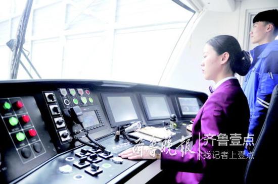 ▲侯建鑫和同事正在駕駛地鐵列車