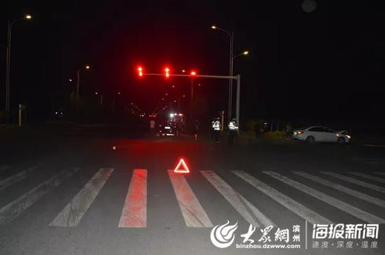 民警在事故现场调查取证▲
