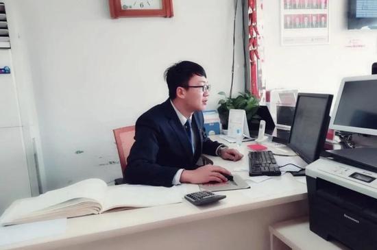 刘建滨,金融管理专业毕业生,现任职于聊城农商行,职员,年薪10万