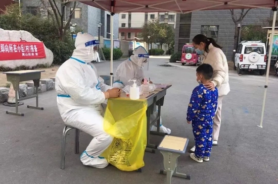 邹平市黄山街道有序高效开展“敲门行动”全员核酸检测