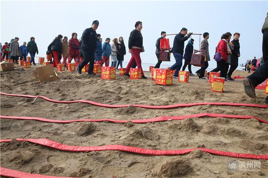 渤海湾畔的渔民、盐民赶往脊岭岛参加祭海仪式