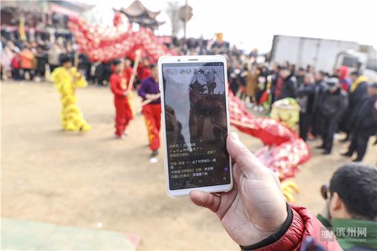 当地一名渔民用手机直播平台直播活动。