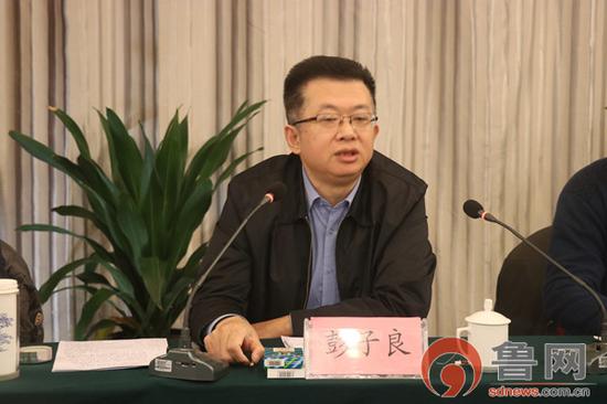 彭子良在座談會上和縣區負責人就有關問題交流