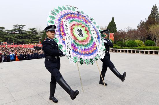 清明到来之际，省法院青年干警到济南市英雄山烈士陵园悼念先烈英灵。