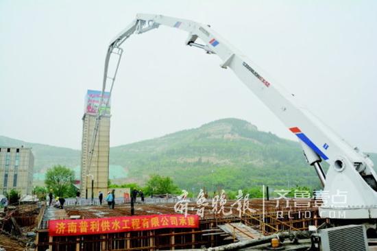建设中的龙洞路加压站。